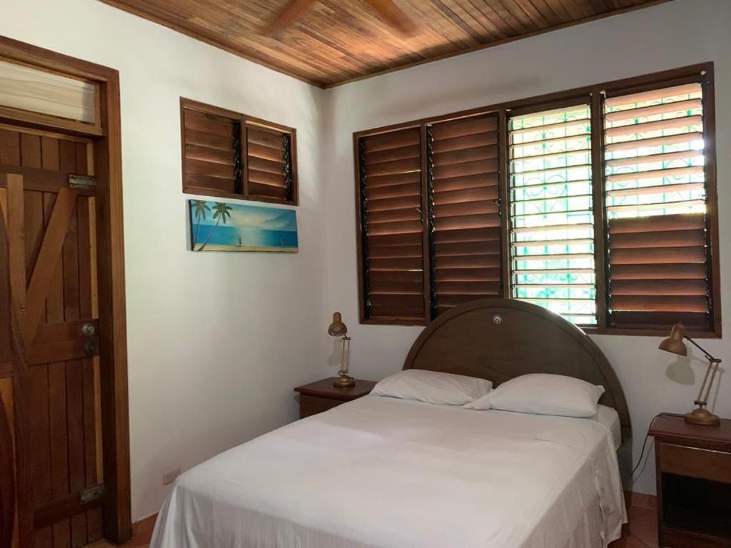 Playa Santa Teresa  Mal Pais Surf Camp酒店 外观 照片